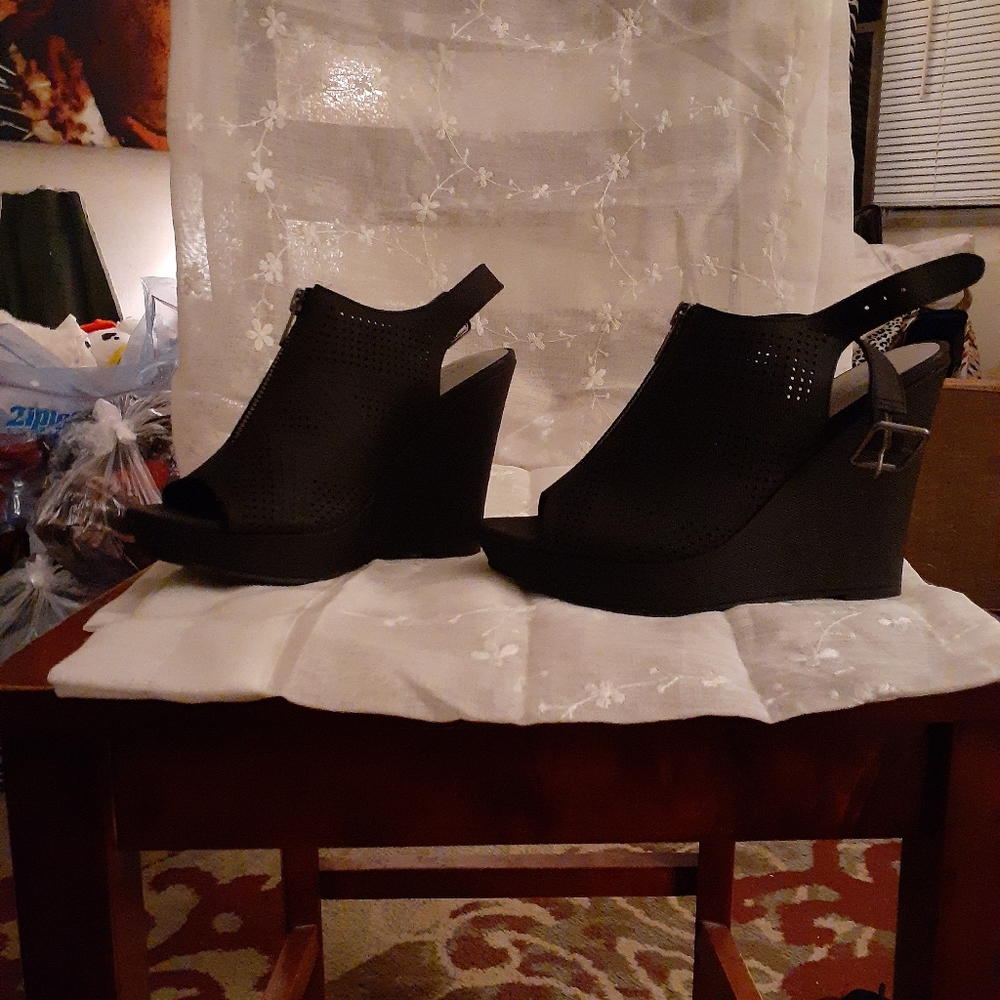 Wedge shoes